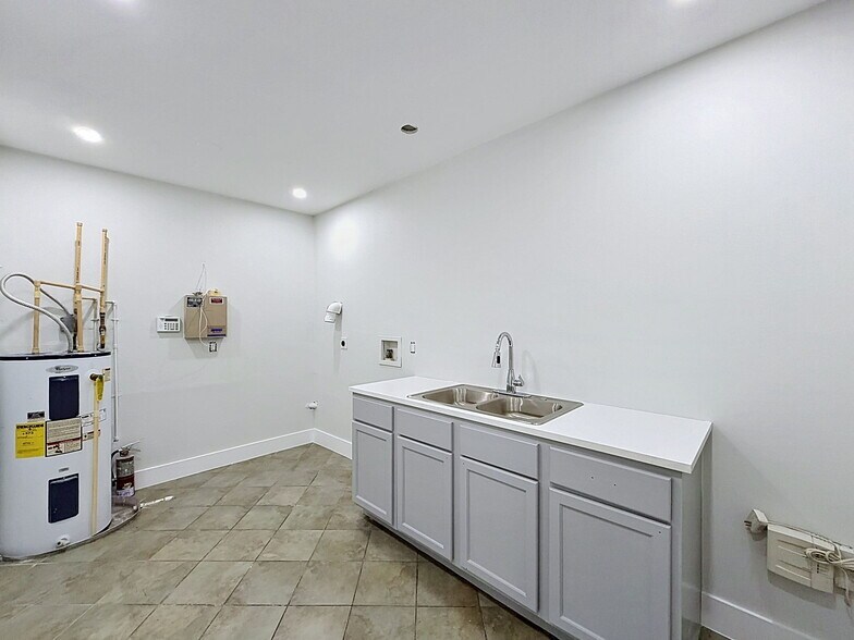 More Photos Of 13414 US Highway 19, Hudson Showroom For Lease