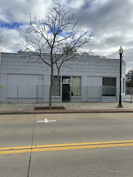 More Photos Of 640 N Main St, Oshkosh Storefront Retail Office For Sale