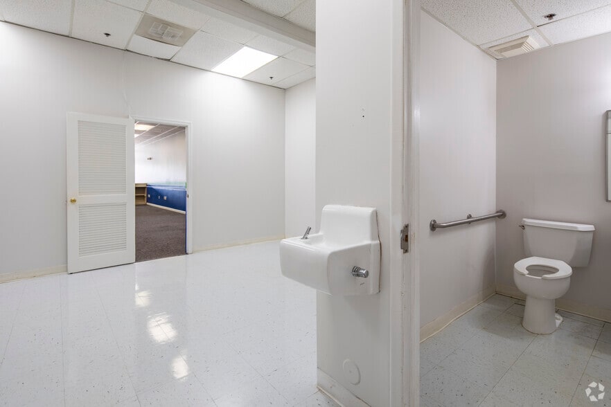 More Photos Of 1671-1691 Center Point Pky, Birmingham Unknown For Lease