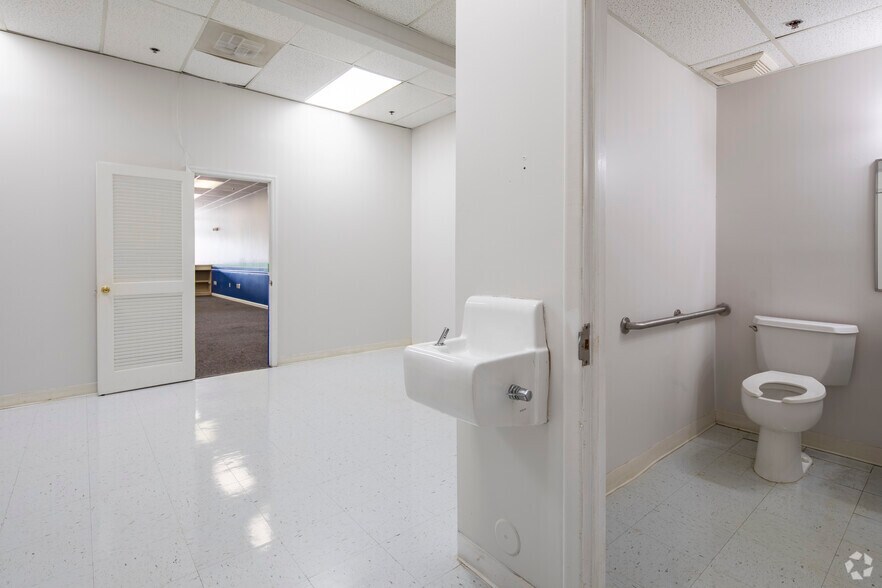 More Photos Of 1671-1691 Center Point Pky, Birmingham Unknown For Lease