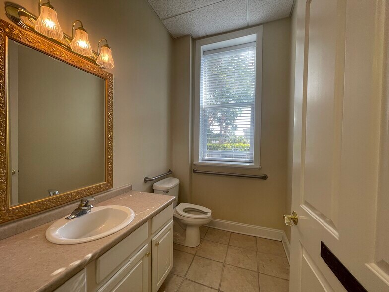 More Photos Of 220 W Main St, Tavares Office For Lease