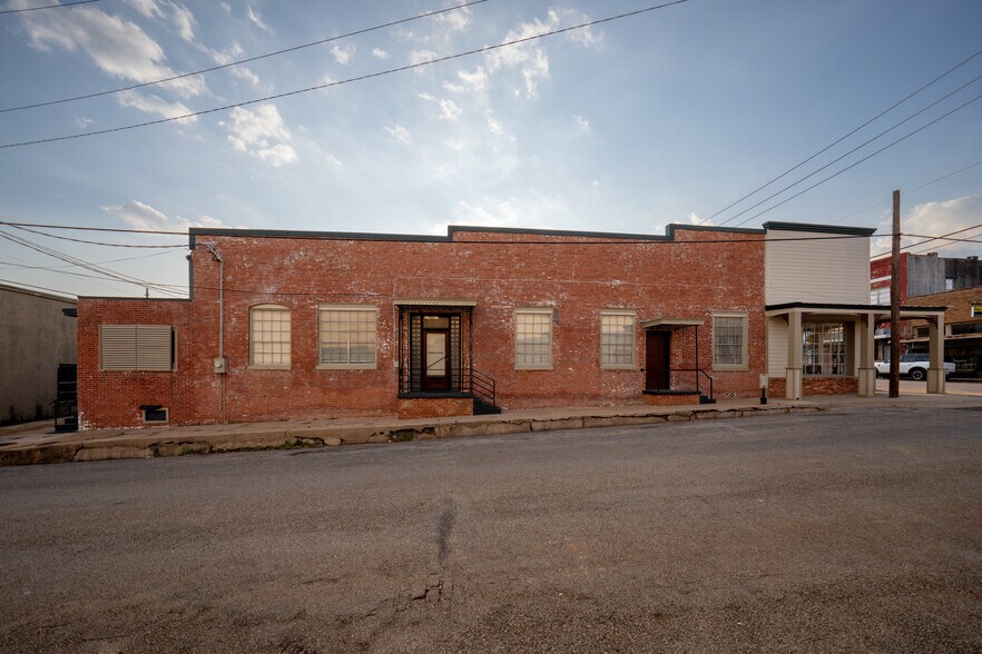 More Photos Of 519 E Goliad Ave, Crockett Storefront For Sale