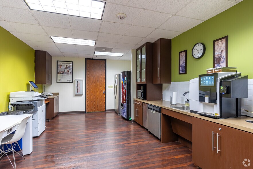 More Photos Of 9330 Lyndon B Johnson Fwy, Dallas Office For Lease