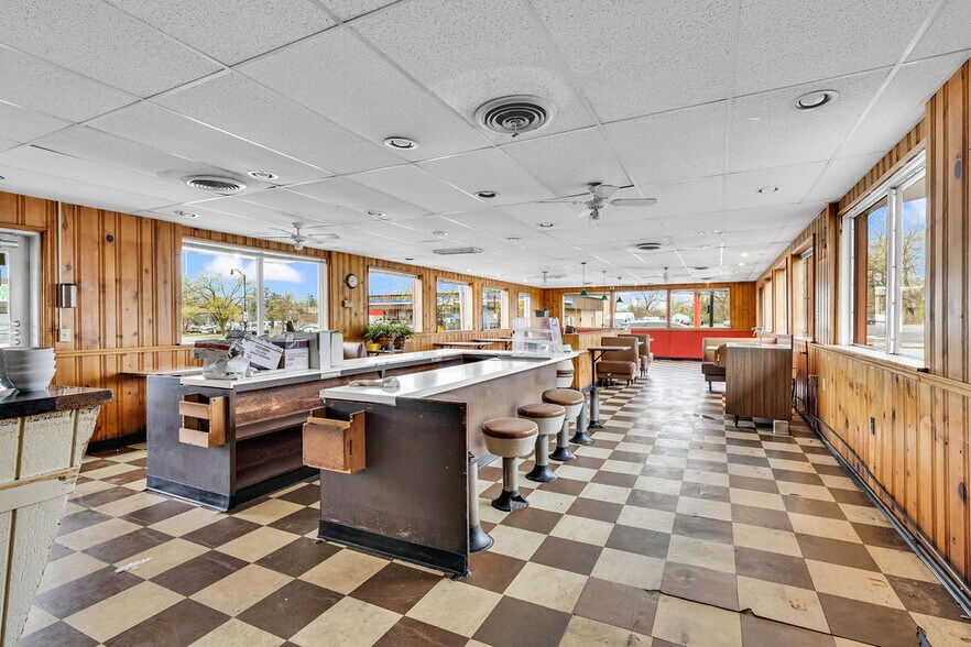 More Photos Of 2924 E Main St, Columbus Bar For Sale