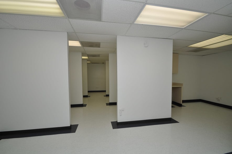 More Photos Of 5829 Beverly Hill St, Houston Warehouse For Lease