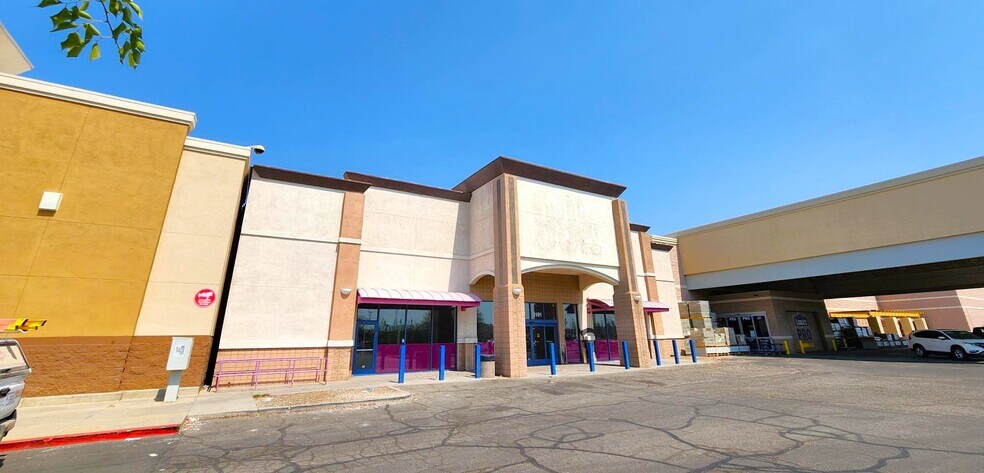 More Photos Of 2101 N Imperial Ave, El Centro General Retail For Lease