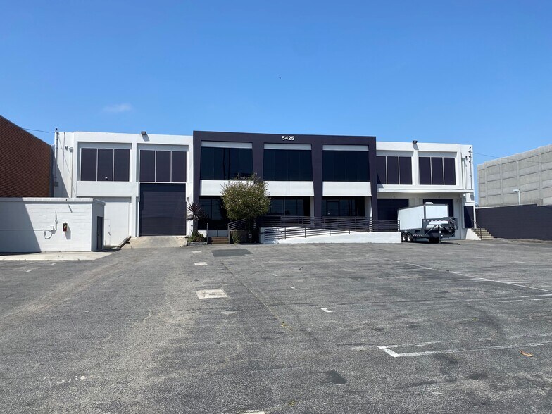 Primary Photo Of 5425 Grosvenor Blvd, Los Angeles Light Distribution For Lease