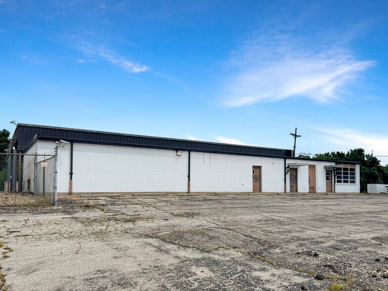 More Photos Of 313 Franklin Ave, Union Light Distribution For Sale