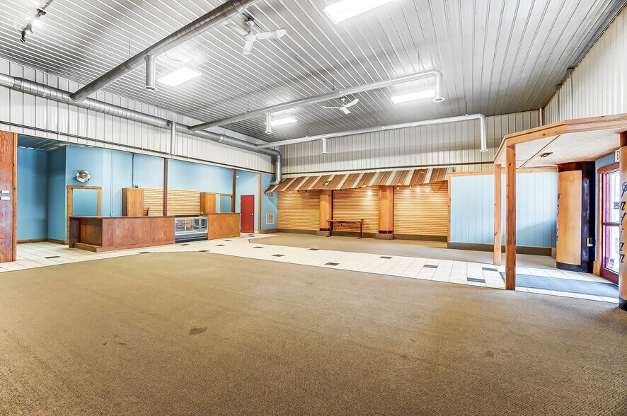 More Photos Of 20660 W Bowling Green Road, Weston Auto Repair For Lease