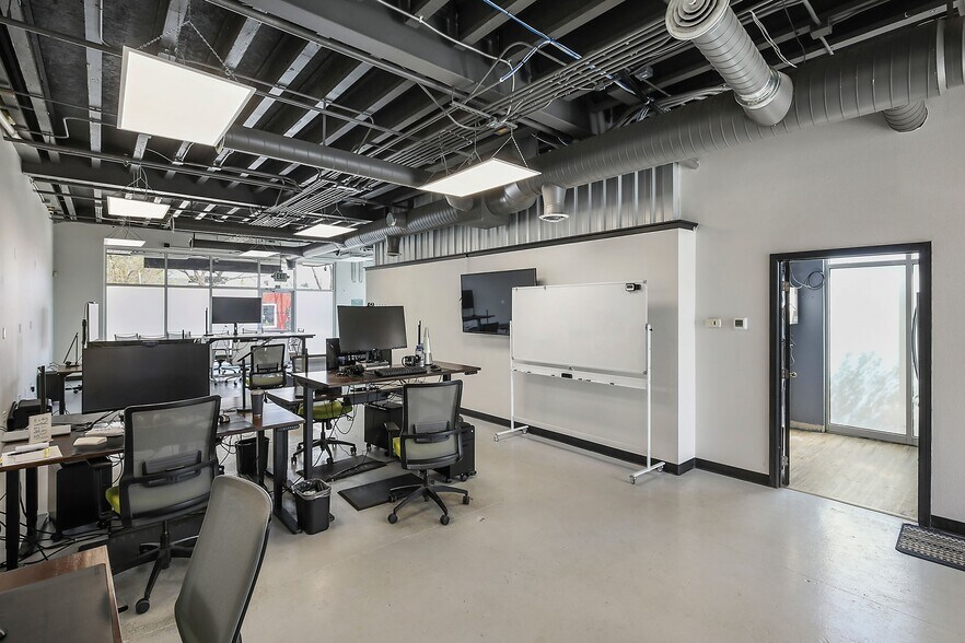 More Photos Of 317 W 6th St, Moscow Storefront Retail Office For Lease