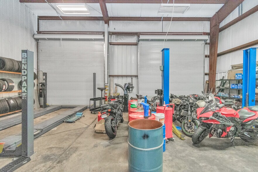 More Photos Of 14902 N Fwy Service Rd, Houston Freestanding For Lease