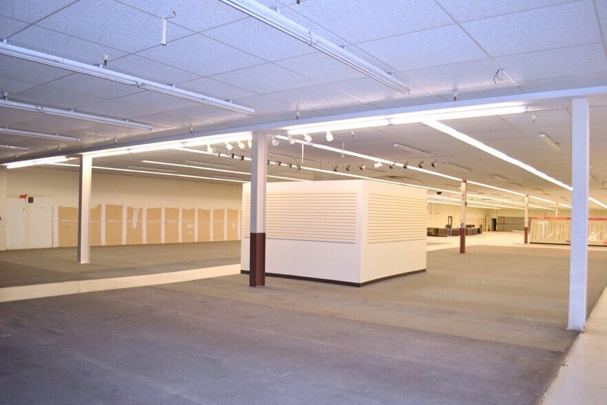 More Photos Of 539 Valley Dr, Oceana Storefront For Lease