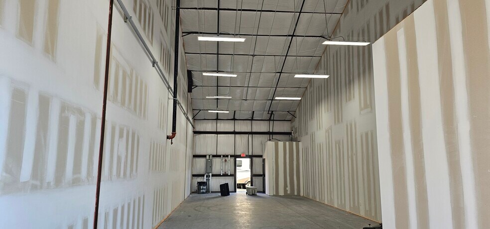 More Photos Of 6824 Belasco Ave, Orlando Manufacturing For Lease