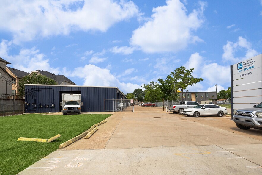More Photos Of 1411-1417 Upland Dr, Houston Warehouse For Lease