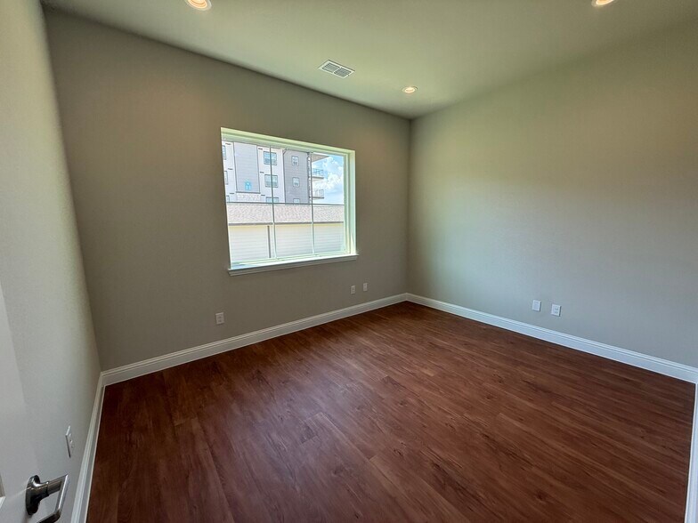 More Photos Of 6000 Alma Rd, McKinney Unknown For Lease