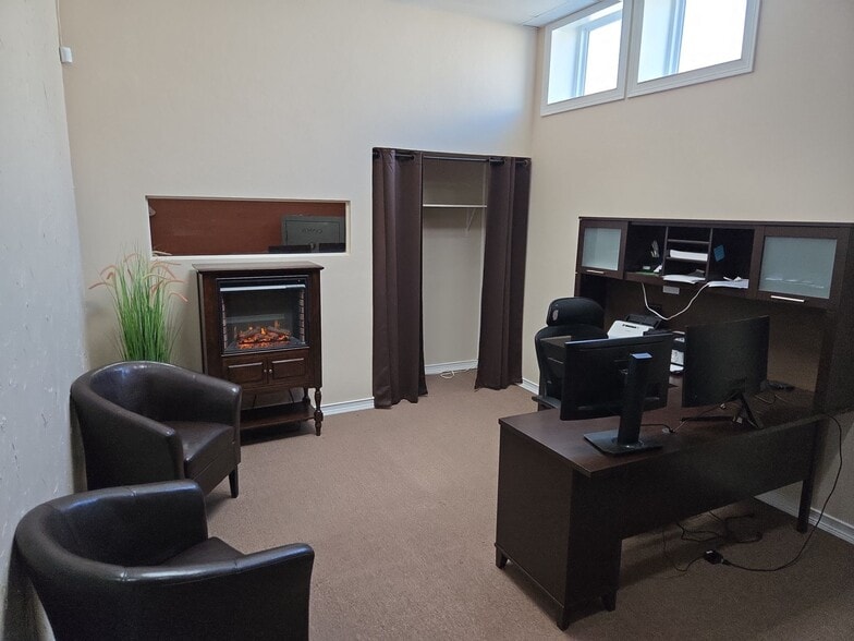 More Photos Of 1813 N Harrison St, Shawnee Flex For Lease