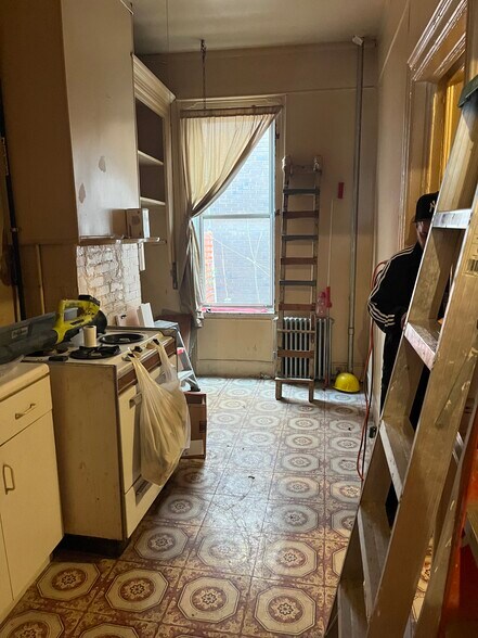 More Photos Of 607 Knickerbocker Ave, Brooklyn Storefront Retail Residential For Sale