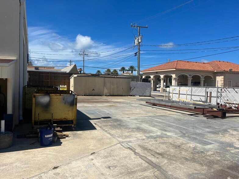 More Photos Of 264 Bahama St, Venice Office For Lease