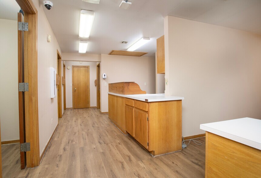 More Photos Of 707 N Waldrip St, Grand Saline Hospital For Lease