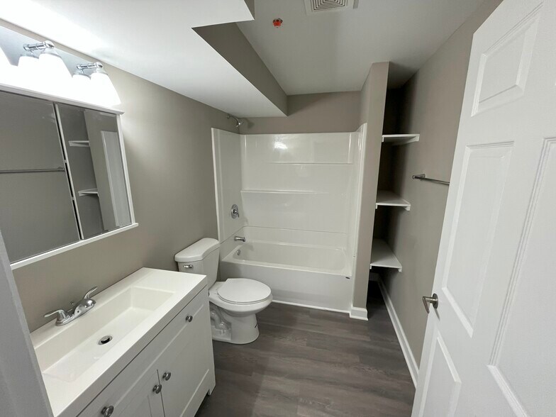 More Photos Of 126 W Maple Ave, Mundelein Apartments For Sale