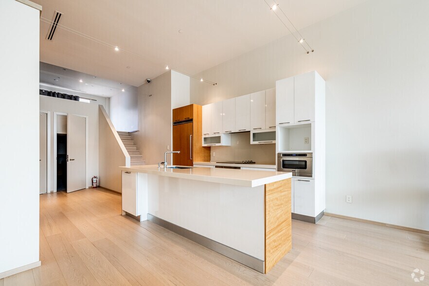 More Photos Of 4920 Rue Sherbrooke O, Westmount Storefront For Lease