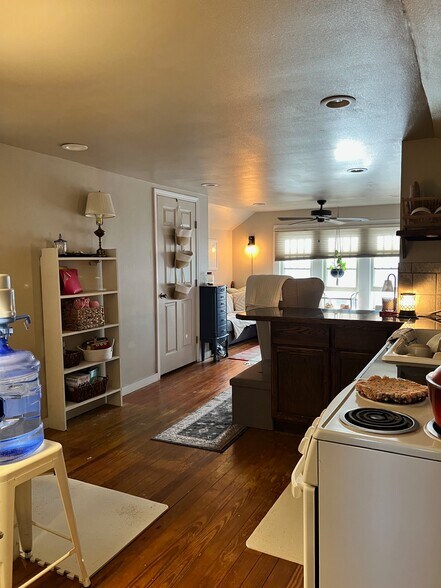 More Photos Of 306 N Austin St, Comanche Office For Sale