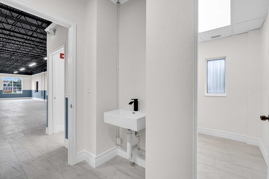 More Photos Of 417 8th St W, Bradenton Flex For Lease