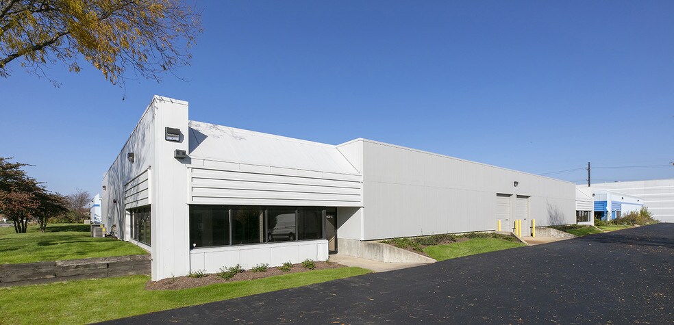 Primary Photo Of 902 Paramount Pky, Batavia Service For Lease