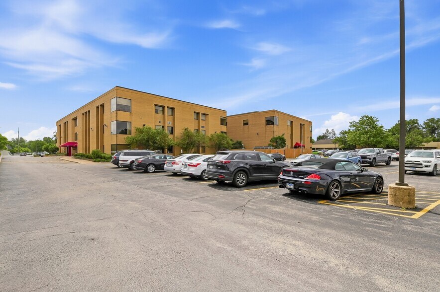 More Photos Of 1S224 Summit Ave, Oakbrook Terrace Medical For Lease