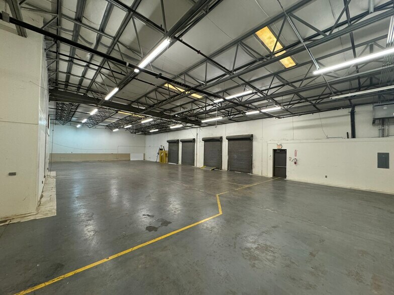 More Photos Of 11800 Industriplex Blvd, Baton Rouge Distribution For Sale