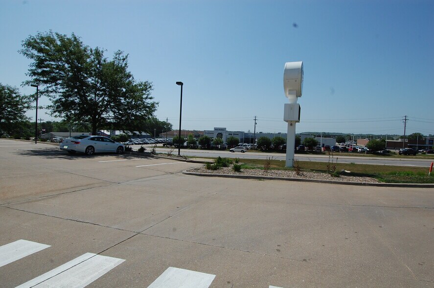 More Photos Of 640 Highway 1 W, Iowa City Office For Sale