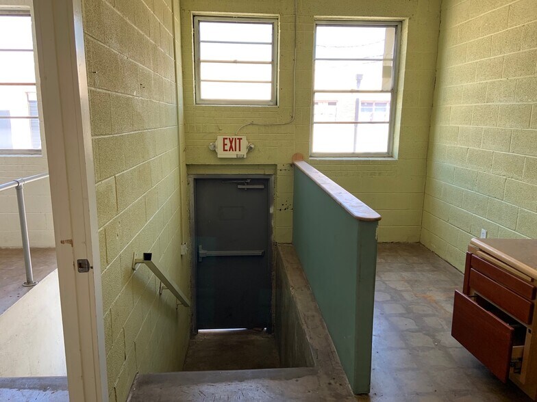 More Photos Of 132 Cole St, Dallas Warehouse For Lease