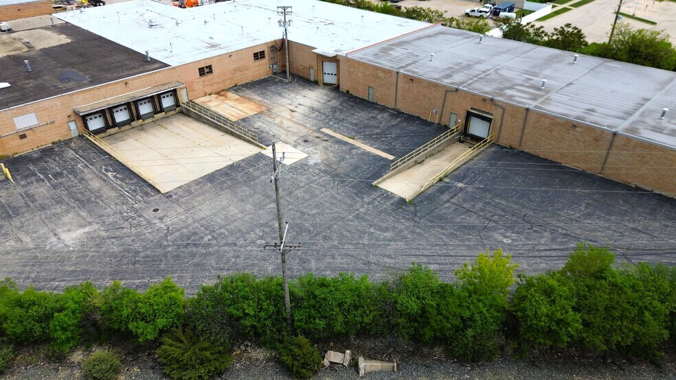 More Photos Of 2021 West St, River Grove Warehouse For Lease