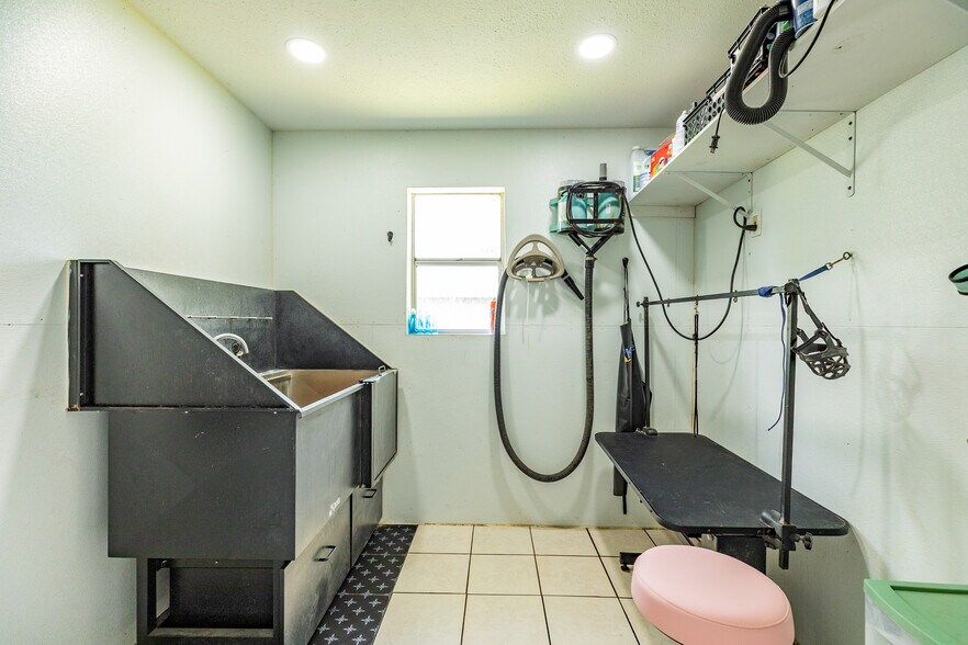 More Photos Of 2230 Nancy St, Alvin Specialty For Sale