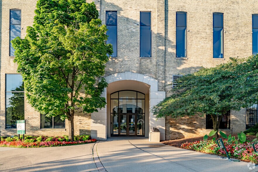 More Photos Of 101 W Pleasant St, Milwaukee Office For Lease