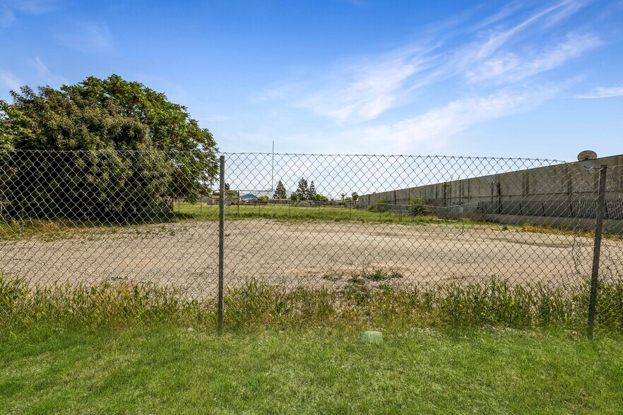 More Photos Of 9904 Bloomington Ave, Bloomington Schools For Lease