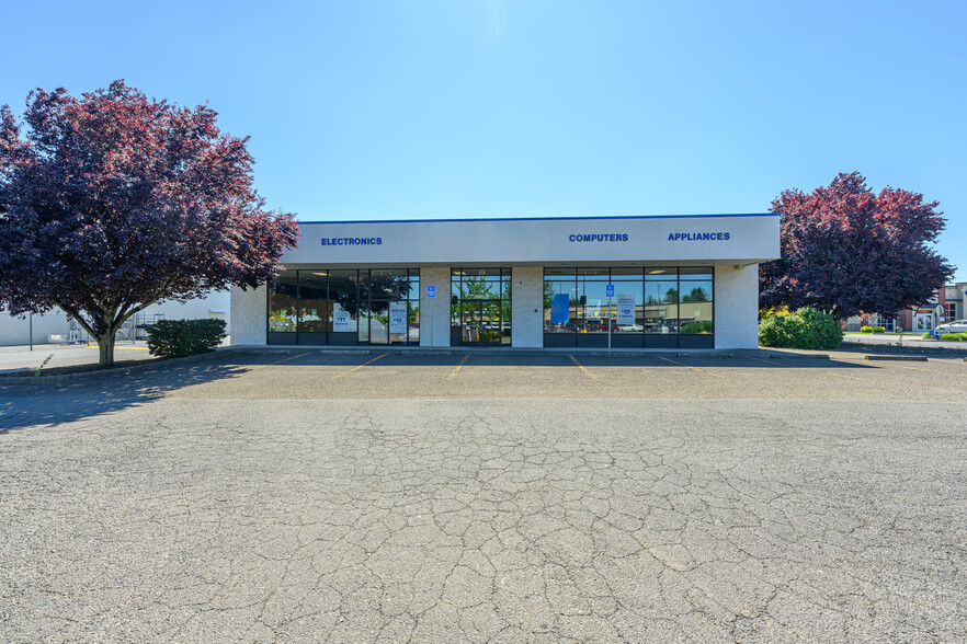 Primary Photo Of 1580 Mount Hood Ave, Woodburn Department Store For Lease