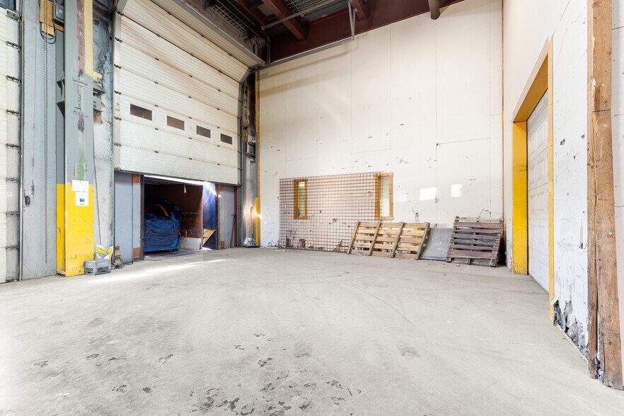 More Photos Of 35-75 Rue De L'acier, Coteau-du-lac Manufacturing For Lease