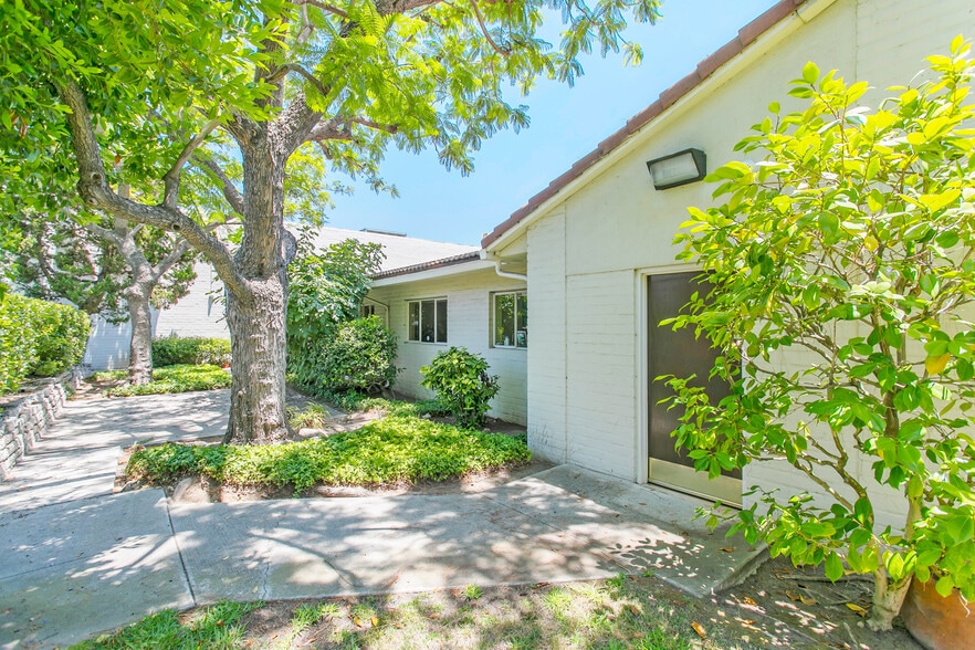 More Photos Of 2065-2095 Huntington Dr, San Marino Office For Sale