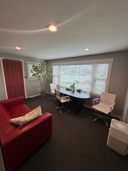 More Photos Of 5463 H St, Sacramento Office Residential For Lease