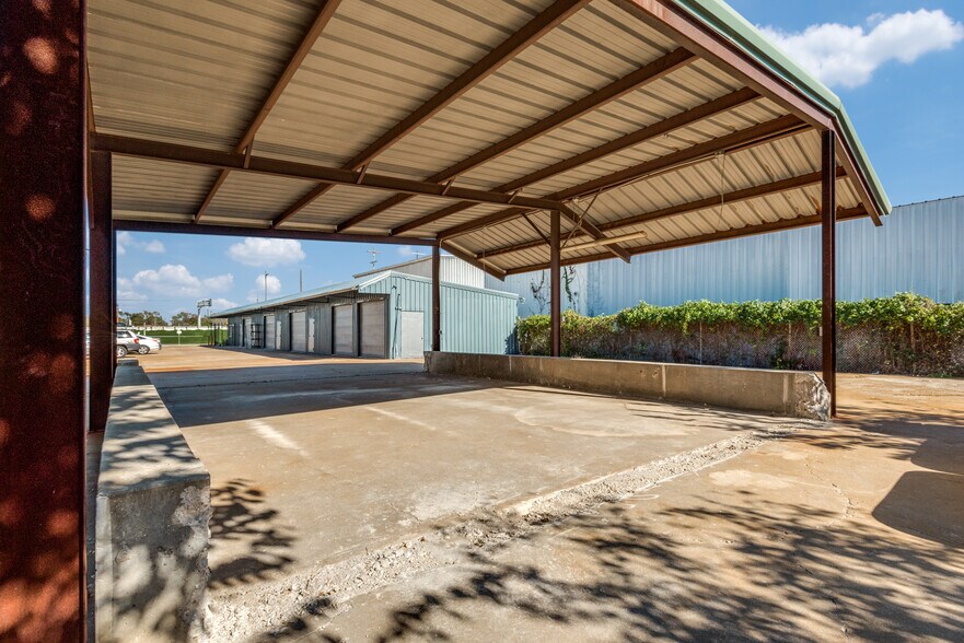 More Photos Of 10820 C F Hawn Fwy, Dallas Warehouse For Sale