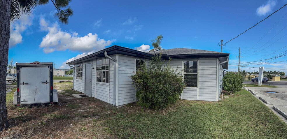 More Photos Of 7320 Sanibel Blvd, Fort Myers Medical For Lease