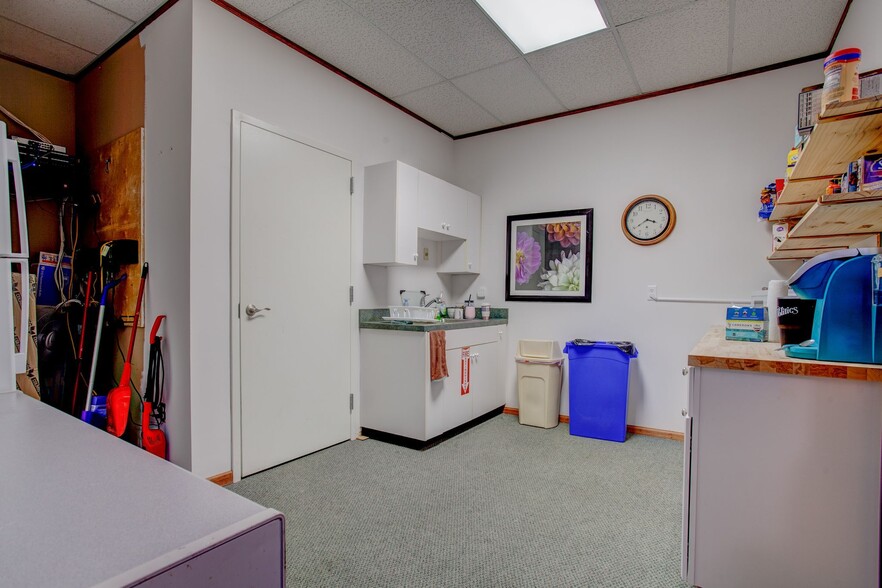 More Photos Of 2311 Wakarusa Dr, Lawrence Freestanding For Lease