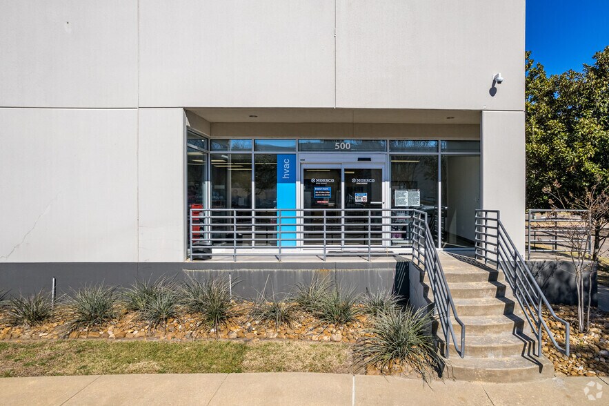 More Photos Of 3301 Wood Dr, Garland Distribution For Lease