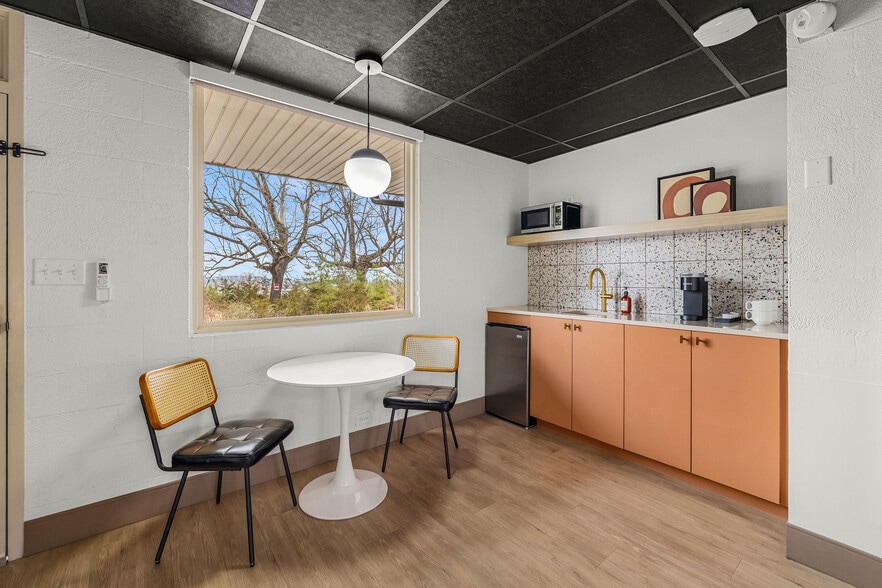 More Photos Of 14733 Dutchmans Dr, Rogers Hotel For Sale