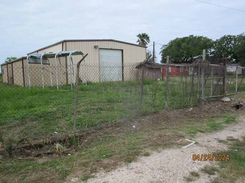 More Photos Of 530 E 2nd St, Freeport Warehouse For Lease