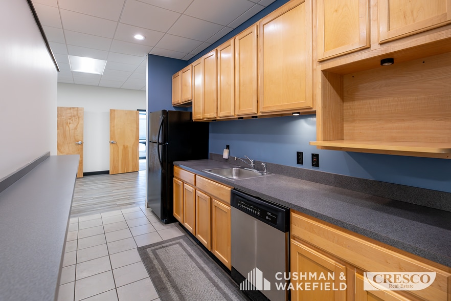 More Photos Of 23701 Miles Rd, Warrensville Heights Office For Sale