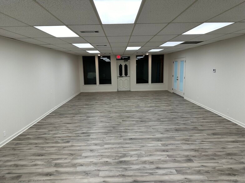 More Photos Of 115 Village Pl, Fairfield Bay Storefront For Lease