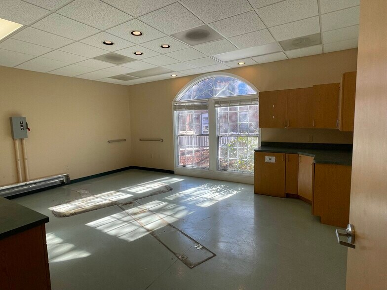 More Photos Of 11335 Pembrooke Sq, Waldorf Medical For Sale