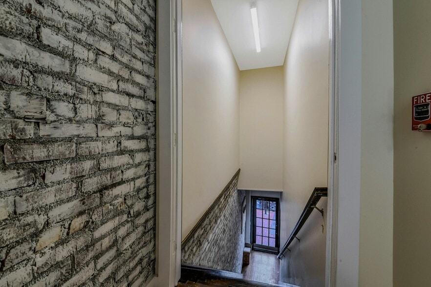 More Photos Of 400 New York Ave, Huntington Restaurant For Sale